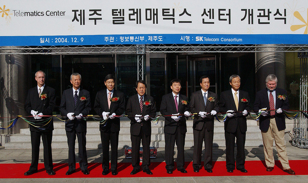 Sam Young Suh, president of National Computerization Agency, Tae Whan Kim, governor of Jeju Island, Dong Soo Kim, director of MIC`s Communication Promotion Bureau, and Shin Bae Kim, president of SK Telecom, are shown when counting from the third person on the left side (SK Telecom announced that the company will launch the Telematics services on Jeju Island starting on December 29th. To this end, the company has built infrastructures such as a system center, briefing office, call center, and public relation pavilion. It opened the `Jeju Telematics Center, and the PR Center`, on December 9th).